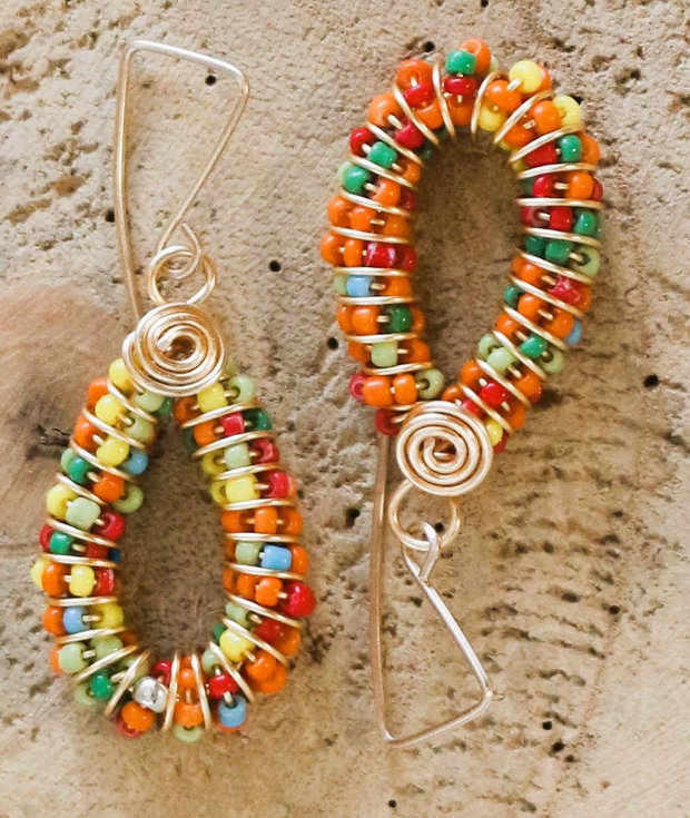 Cercei handmade din sarma si margele de nisip multicolore