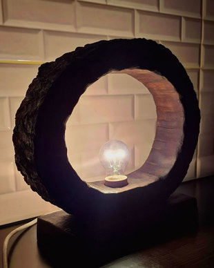 Lampă decorativă unicat din lemn - design rustic-modern