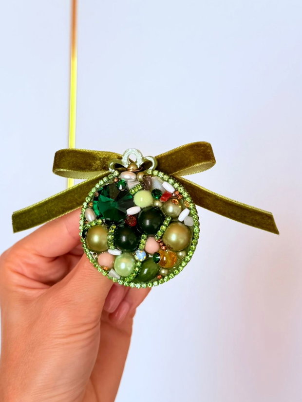 Broșă handmade glob model unicat cu pietre semiprețioase citrin, piatra lunii, Piatra Soarelui, jad, carneol