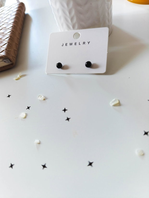 Cercei handmade unicati din rasina cu insetii de vopsea