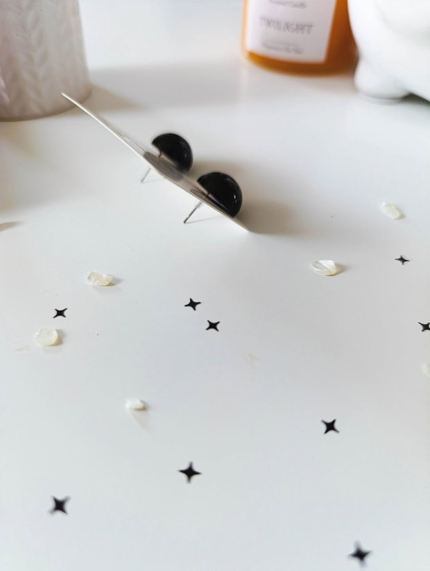 Cercei handmade unicati din rasina cu insetii de vopsea