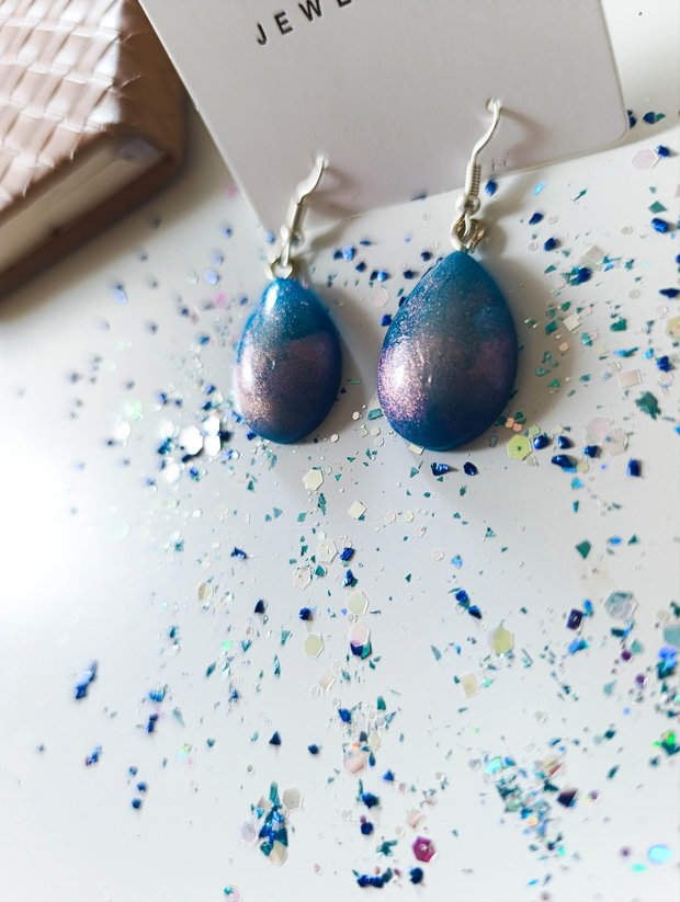 Cercei handmade unicati din rasina cu insetii de vopsea