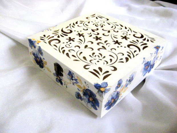 cutie lemn decorata cu flori albastre 50544