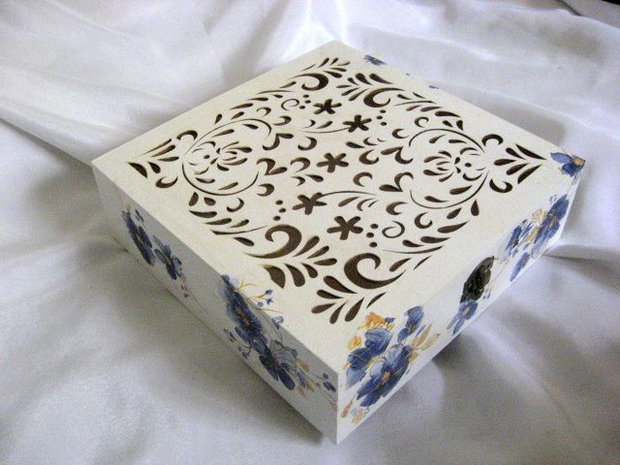 cutie lemn decorata cu flori albastre 50544