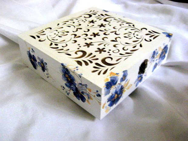 cutie lemn decorata cu flori albastre 50544