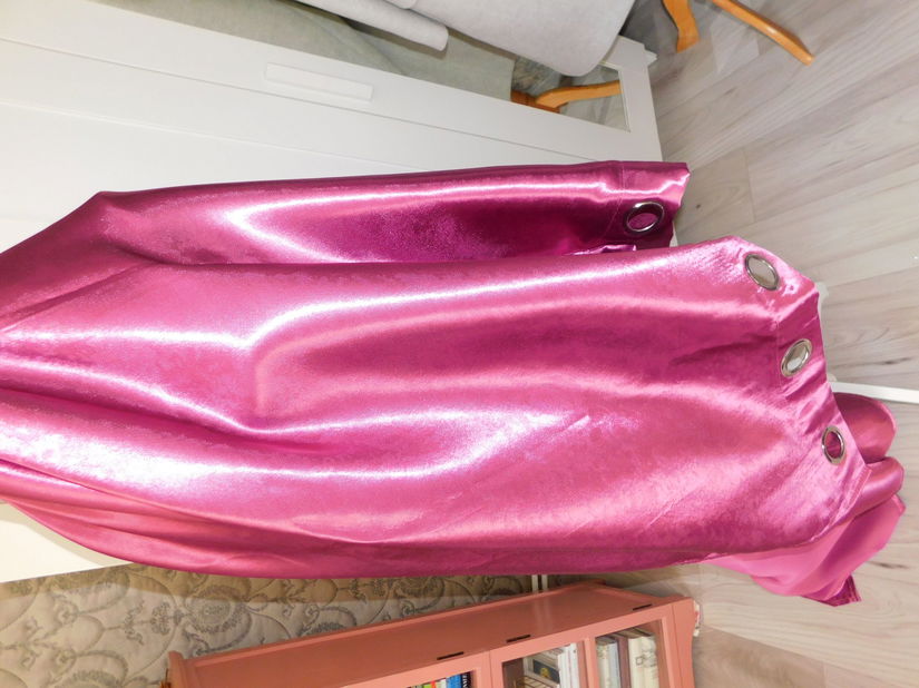 4  draperii noi , opace , saten  , culoare deosebita, pret  afisat pentru 2