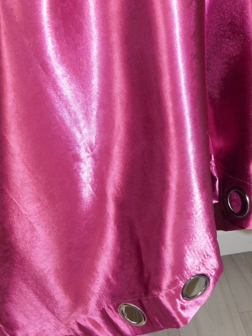 4  draperii noi , opace , saten  , culoare deosebita, pret  afisat pentru 2