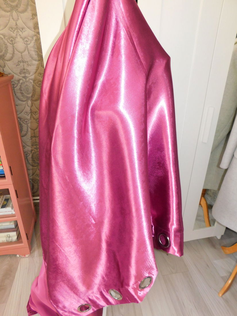 4  draperii noi , opace , saten  , culoare deosebita, pret  afisat pentru 2