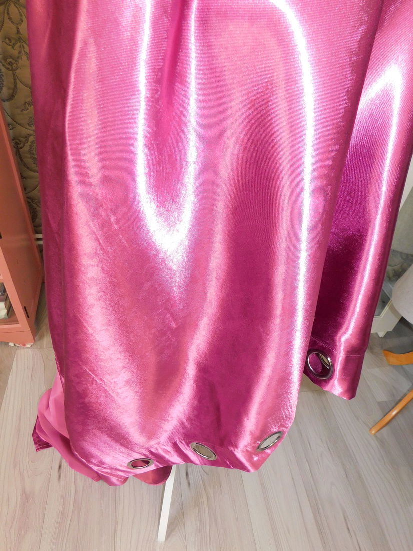 4  draperii noi , opace , saten  , culoare deosebita, pret  afisat pentru 2