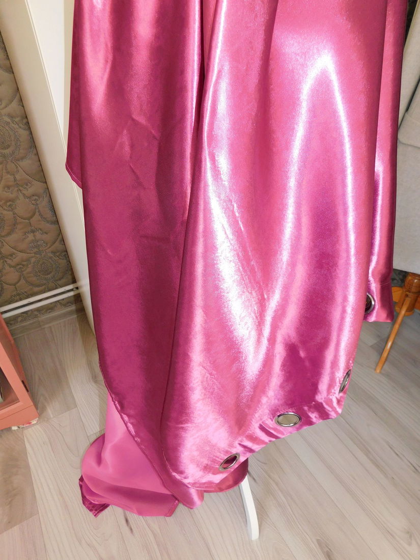 4  draperii noi , opace , saten  , culoare deosebita, pret  afisat pentru 2