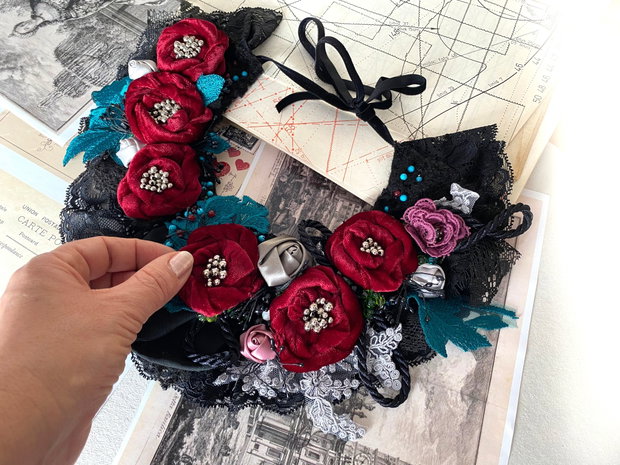 Colier statement '' Gradina de smarald"・Colier handmade cu flori contrastante・Colier textil・Colier statement unicat