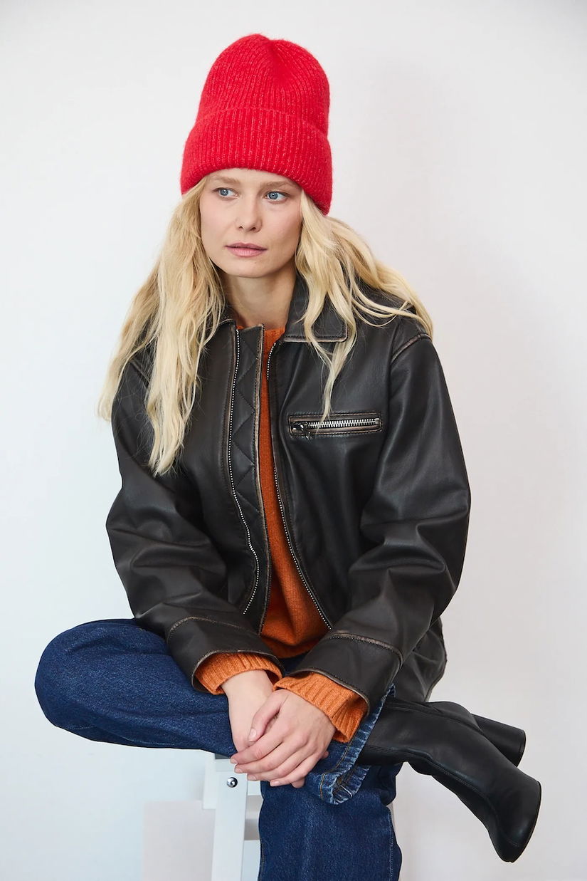 Medicine caciula culoarea rosu