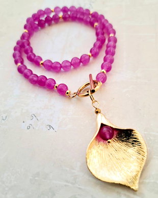 Colier jad violet ciclam & cală aurie