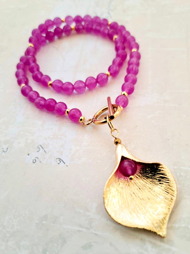 Colier jad violet ciclam & cală aurie