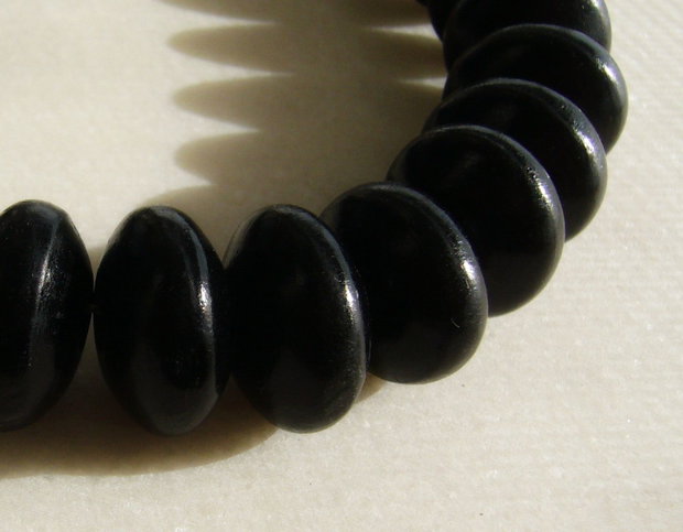 Rondele din lemn vopsit negru lucios aprox 11x19 mm (gaura aprox 3 mm)