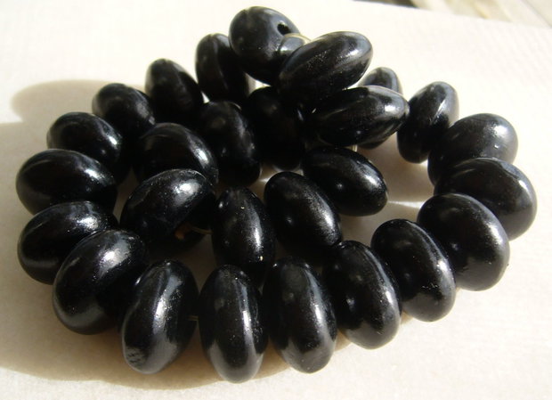 Rondele din lemn vopsit negru lucios aprox 11x19 mm (gaura aprox 3 mm)