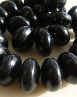 Rondele din lemn vopsit negru lucios aprox 11x19 mm (gaura aprox 3 mm)