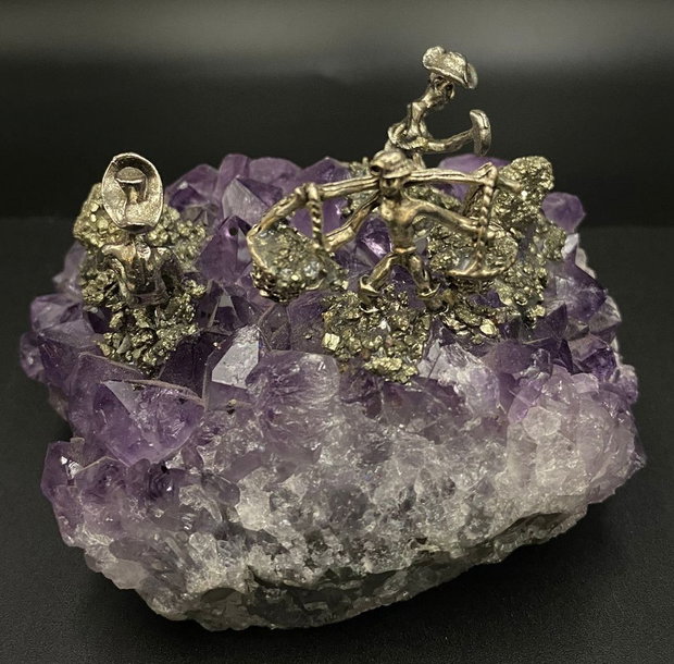 Ametist - Geoda cu miniaturi metalice de mineri
