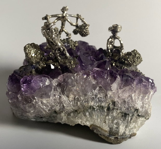 Ametist - Geoda cu miniaturi metalice de mineri