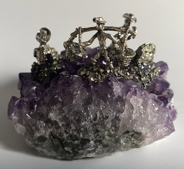 Ametist - Geoda cu miniaturi metalice de mineri
