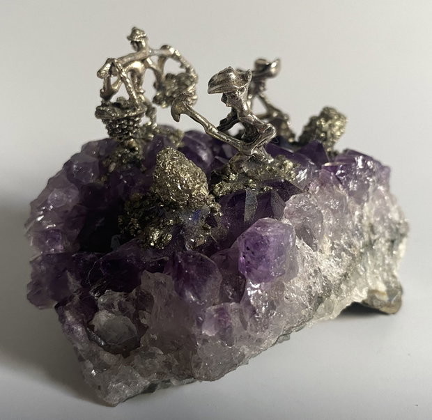 Ametist - Geoda cu miniaturi metalice de mineri