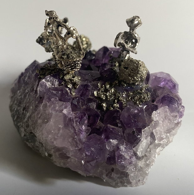 Ametist - Geoda cu miniaturi metalice de mineri
