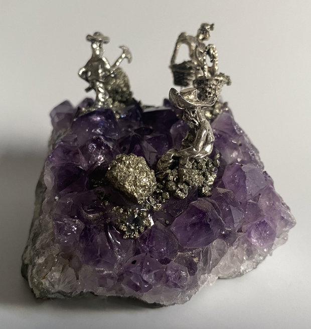 Ametist - Geoda cu miniaturi metalice de mineri