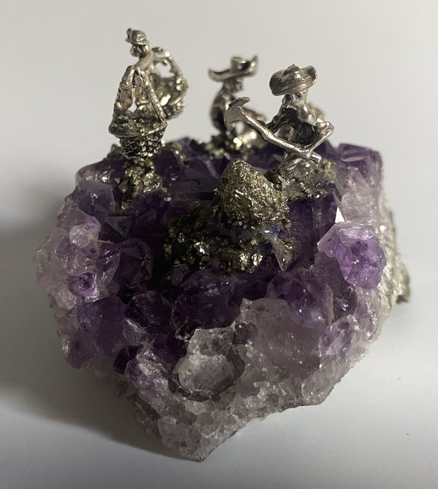 Ametist - Geoda cu miniaturi metalice de mineri