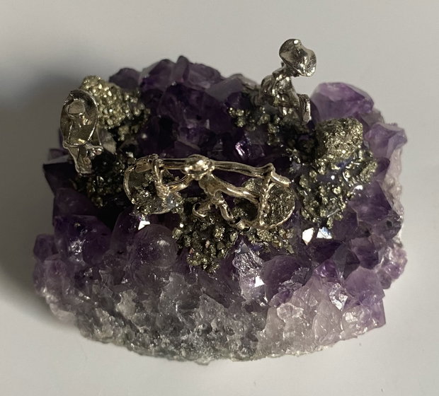 Ametist - Geoda cu miniaturi metalice de mineri