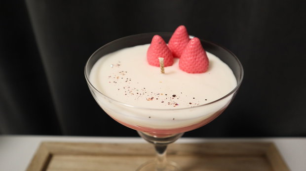 Strawberry Martini - lumanare artizanala parfumata din ceara de soia