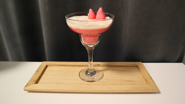 Strawberry Martini - lumanare artizanala parfumata din ceara de soia