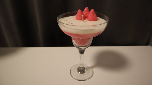 Strawberry Martini - lumanare artizanala parfumata din ceara de soia