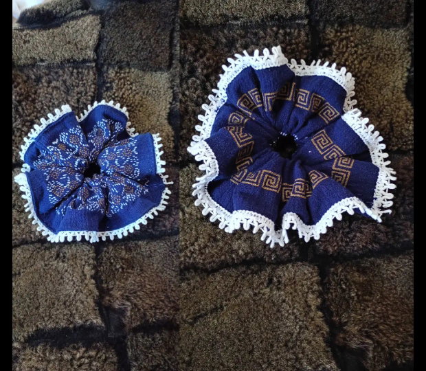 Scrunchie Albastru Brodat Manual cu Dantelă Albă Croșetată