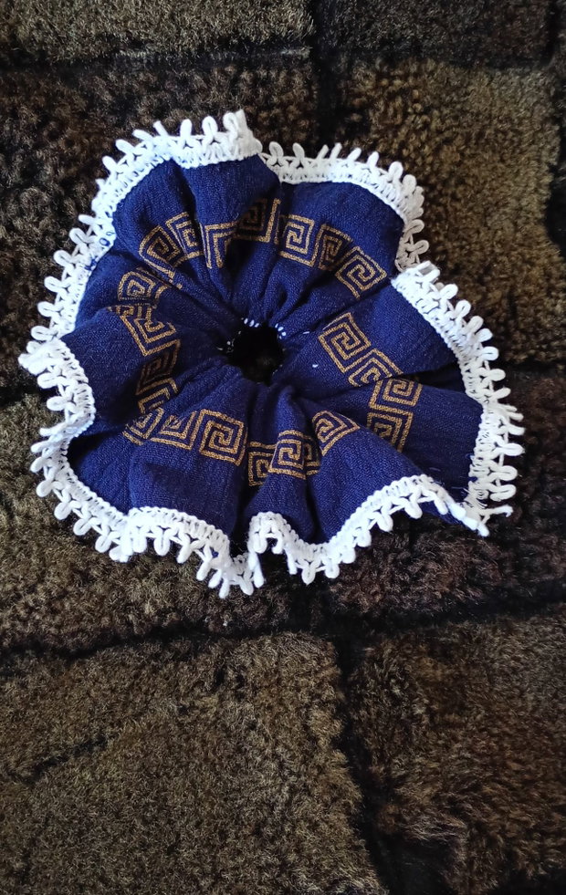 Scrunchie Albastru Brodat Manual cu Dantelă Albă Croșetată