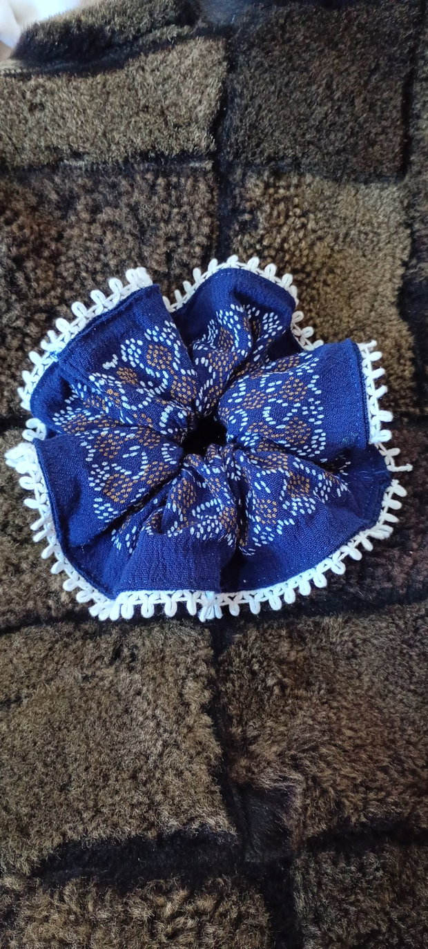 Scrunchie Albastru Brodat Manual cu Dantelă Albă Croșetată