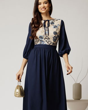 Rochie midi bleumarin din triplu voal in clos cu bust bej din dantela
