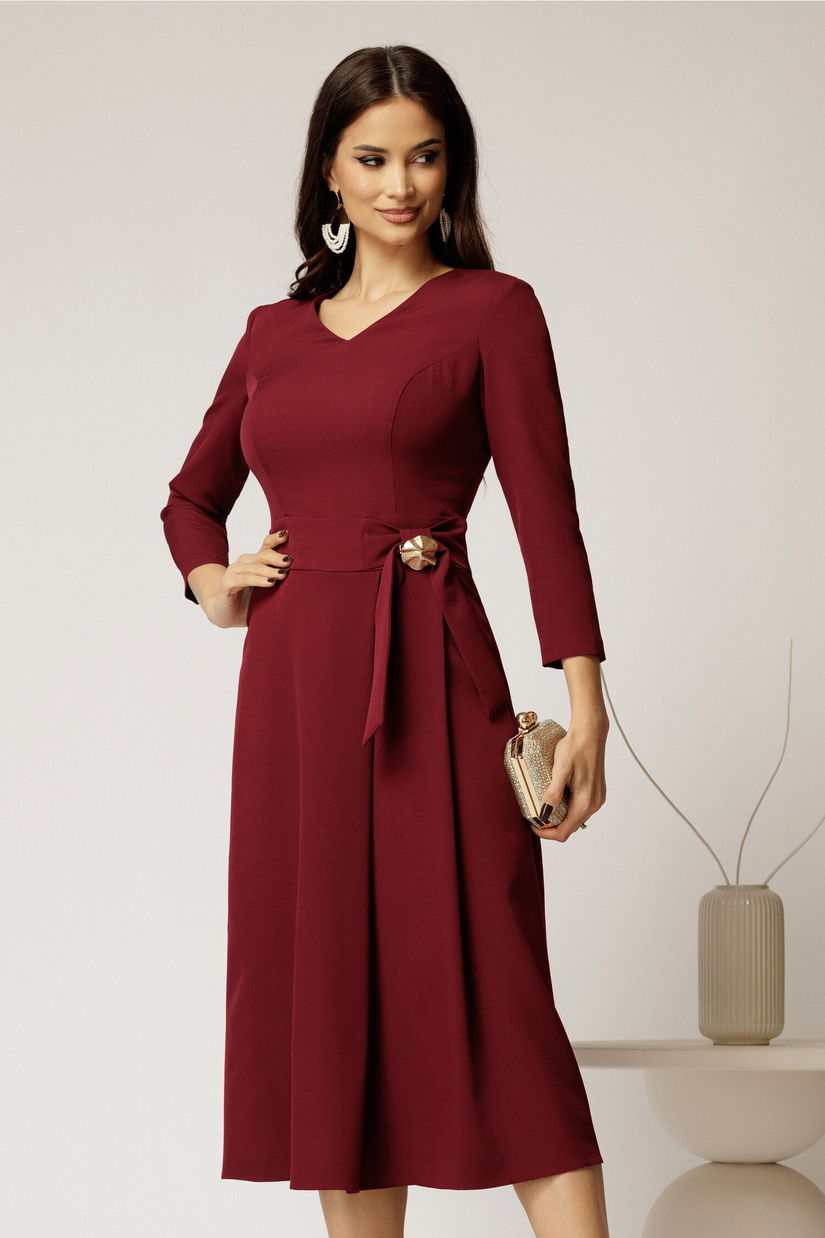 Rochie eleganta din stofa fina bordo cu decolteu in V si talie accentuata cu accesoriu
