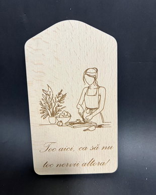 Ustensile bucătărie din lemn gravat