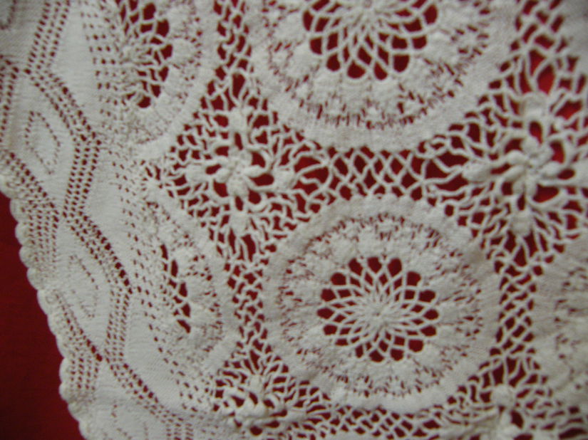 Fata de masa rotunda