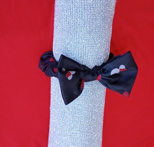 Minnie Mouse Charm Scrunchie Această clamă de păr neagră prezintă