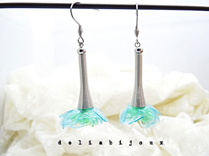 Cercei statement handmade unicat - PET-uri (plastic) reciclate - flori (cod1326)