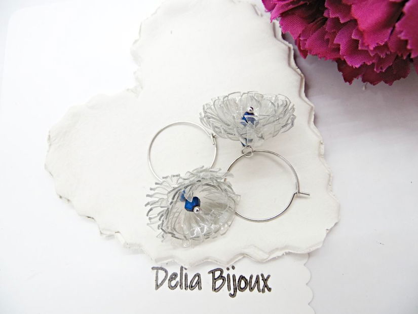 Cercei statement Păpădii de lumină realizați manual din plastic reciclat și cristal albastru electroplacat (cod1327)