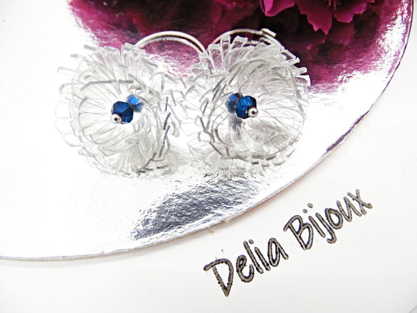 Cercei statement Păpădii de lumină realizați manual din plastic reciclat și cristal albastru electroplacat (cod1327)