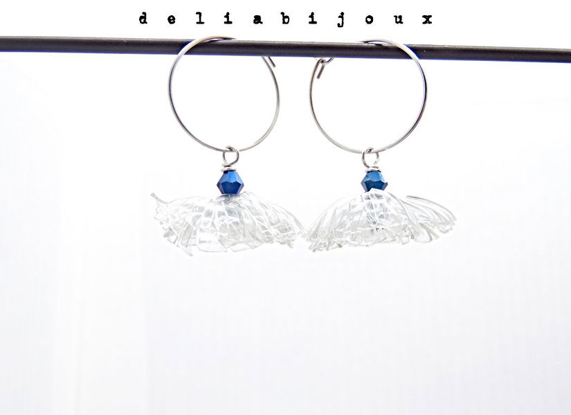 Cercei statement Păpădii de lumină realizați manual din plastic reciclat și cristal albastru electroplacat (cod1327)