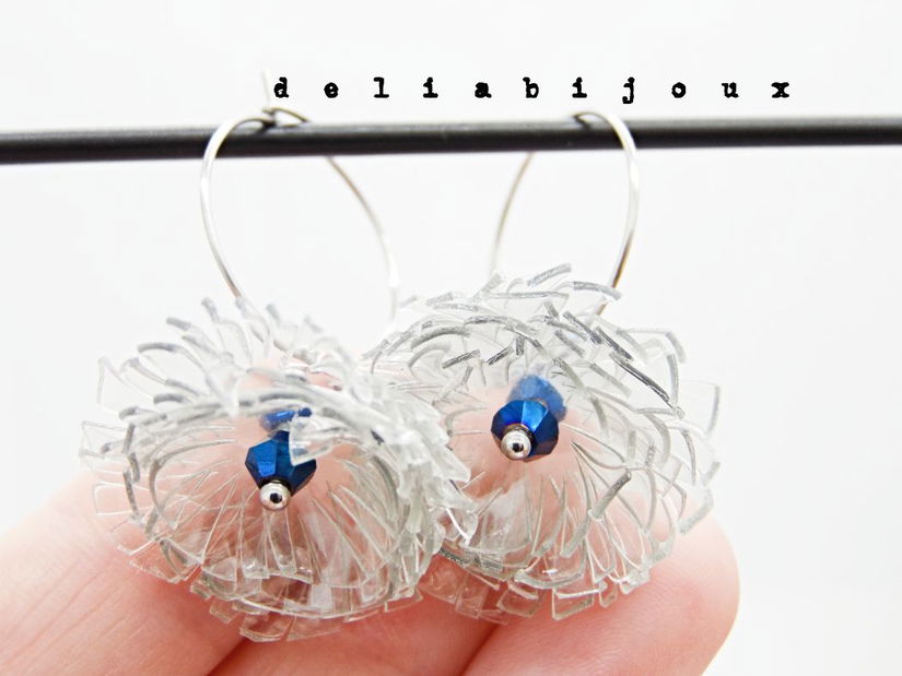 Cercei statement Păpădii de lumină realizați manual din plastic reciclat și cristal albastru electroplacat (cod1327)