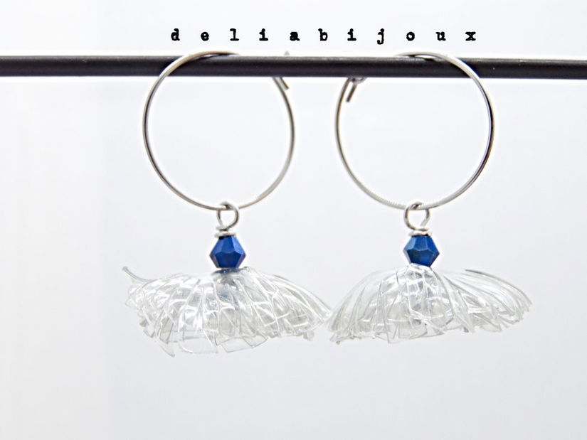 Cercei statement Păpădii de lumină realizați manual din plastic reciclat și cristal albastru electroplacat (cod1327)