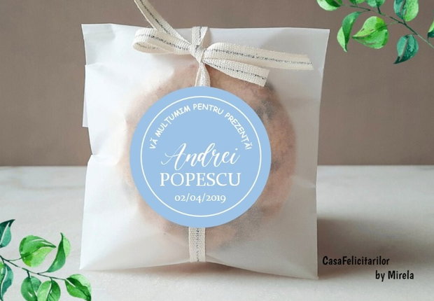Etichete elegante mărturii botez băieți fundal bleu, text alb