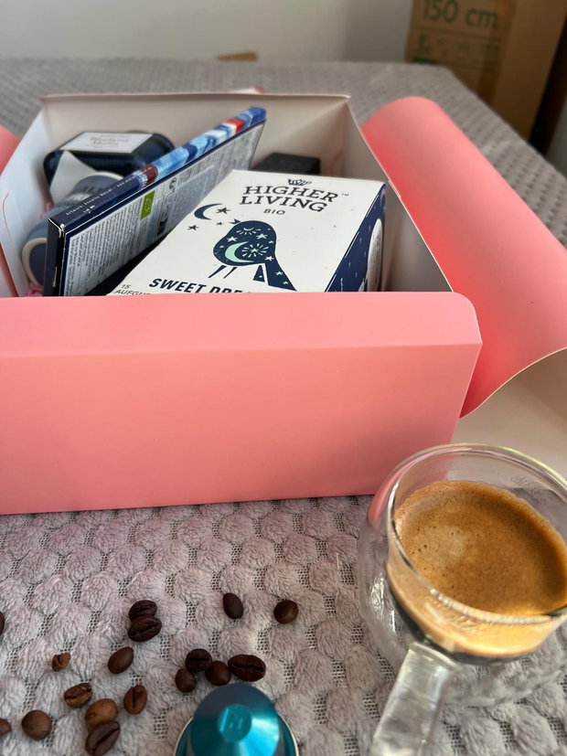 Set cadou pentru ea Bliss | lumânare, ceai relaxant, ciocolată neagră, espresso