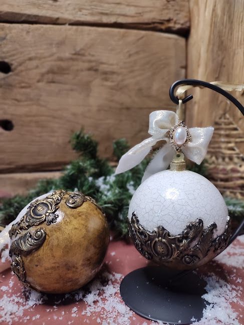 Glob Regal de Crăciun Eleganță Vintage, Lucrat Manual cu Detalii Aurii și Perlă Nobilă