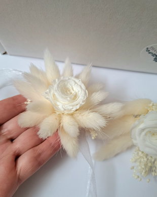 Set cocardă și brățară Mire/ Mireasă-trandafir criogenat Alb și flori naturale uscate
